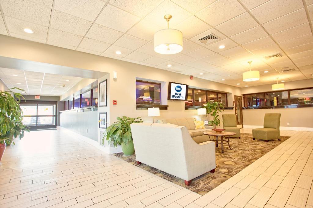 Days & By Wyndham Johnson Hotel